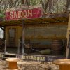 Scenografia di un saloon western tra gli alberi.