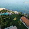 Area piscina vicino al mare con giardino.
