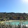 Una piscina panoramica tra colline.