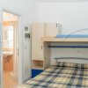Camera con letto a castello, armadio e bagno annesso.