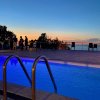 Piscina con vista mare al tramonto.