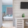 Scrivania con TV, vista su camera con letto.