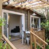 Veranda di una casa con tavolo e sedie.