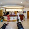 Due persone con valigie alla reception di un hotel.