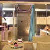 Spa con sauna e doccia, due persone rilassate.
