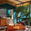 Un patio con tavolo, sedie e cucina esterna.