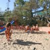 Bambini che giocano in un parco giochi sabbioso.