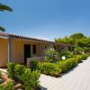 Bungalow con vialetto e siepi.