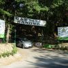Ingresso del Camping Sangro con auto parcheggiata.