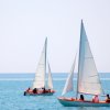Due barche a vela sul mare calmo.