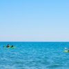 Persone in kayak sul mare azzurro.