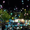 Festa con palloncini colorati di notte.