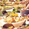Tavolo da buffet ricco di piatti e pane.