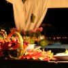 Tavolo decorato con frutta sotto una tenda.