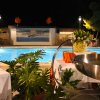 Tavolo vicino a una piscina illuminata di notte.