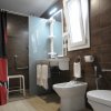 Bagno moderno con doccia e sanitari.