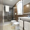 Bagno moderno con doccia, bidet e lavabo.