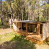 Bungalow moderno in legno tra gli alberi.