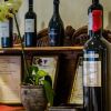 Bottiglie di vino esposte su uno scaffale.