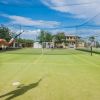 Due persone giocano a tennis su un campo all'aperto.