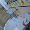Lavabo con piastrelle colorate e portaoggetti.