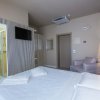 Camera d'albergo con letto matrimoniale e aria condizionata.