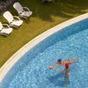 Due persone giocano a palla in piscina.