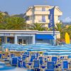 Bar sulla spiaggia con ombrelloni blu e bianchi.