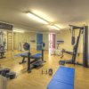 Palestra con attrezzi, specchi e un sacco da boxe.