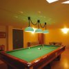 Sala biliardo con illuminazione soffusa.