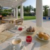 Tavolo all'aperto con colazione e caffè.