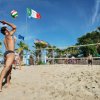 Persone che giocano a beach volley su una spiaggia.