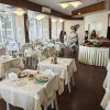 Ristorante elegante con tavoli apparecchiati.