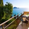 Balcone vista mare con tavolo apparecchiato.