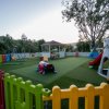 Area giochi per bambini recintata.