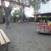 Bambini giocano in un parco giochi.
