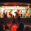 Concerto dal vivo su un palco con persone che ballano.