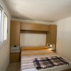 Camera da letto con letto matrimoniale e armadi in legno.