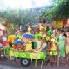 Gruppo di persone in festa con costumi colorati all'aperto.