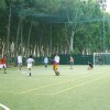 Campo da calcio con persone che giocano.