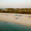Spiaggia con ombrelloni e mare.