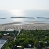 Spiaggia con ombrelloni vista dall'alto.