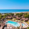 Complesso con piscina vicino al mare.