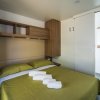 Camera da letto con letto matrimoniale e asciugamani.