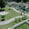 Complesso residenziale con giardino e area giochi.