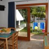 Soggiorno con porta scorrevole su un giardino.