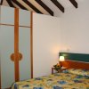 Camera da letto con letto matrimoniale e armadio.