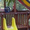 Giochi colorati per bambini tra gli alberi.