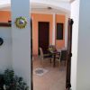 Cortile con tavolo e sedie, vista dall'ingresso.
