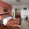 Camera con letto matrimoniale e pareti rosa.